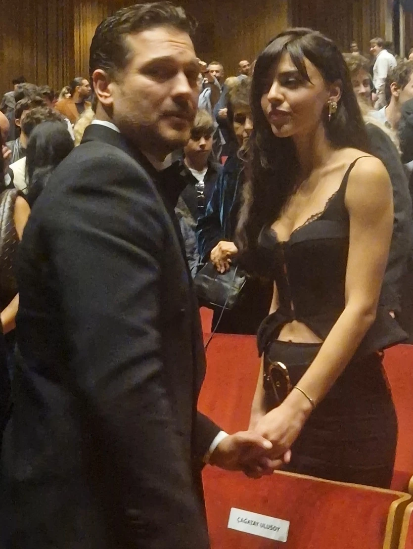 Çağatay Ulusoy sevgilisi Aslıhan Malbora’yla kayak merkezinde! Yeni yıla birlikte girdiler 4 Cagatay Ulusoy 1