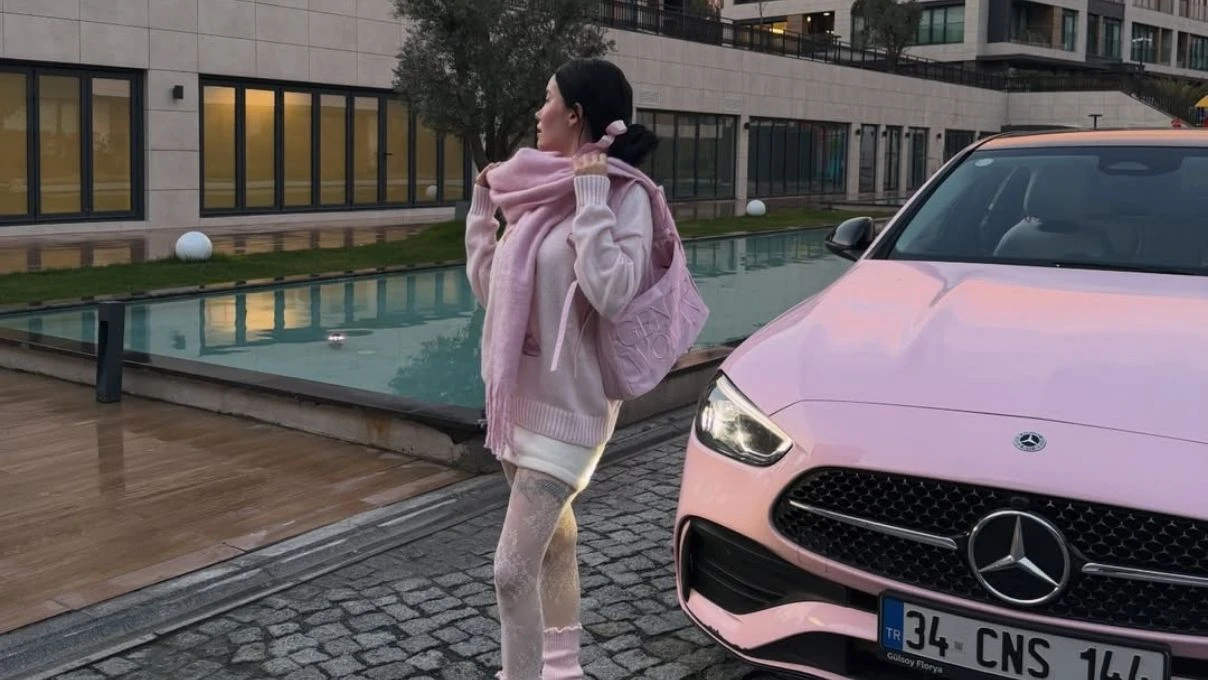 Kısmetse Olur programının popüler ismi Cansel Ayanoğlu pembe aracını satışa çıkarttı! Lüks otomobilin fiyatı dudak uçuklattı