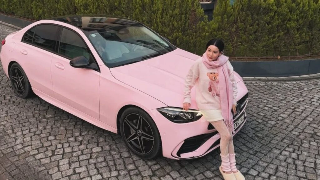 Kısmetse Olur programının popüler ismi Cansel Ayanoğlu pembe aracını satışa çıkarttı! Lüks otomobilin fiyatı dudak uçuklattı