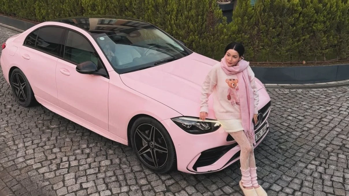 Kısmetse Olur programının popüler ismi Cansel Ayanoğlu pembe aracını satışa çıkarttı! Lüks otomobilin fiyatı dudak uçuklattı