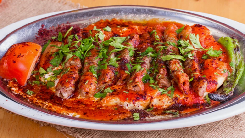 Dunya listesinde bir numara secilen Turk yemegi MasterChefte Tire koftenin sirri burada sefler boyle yapiyormus