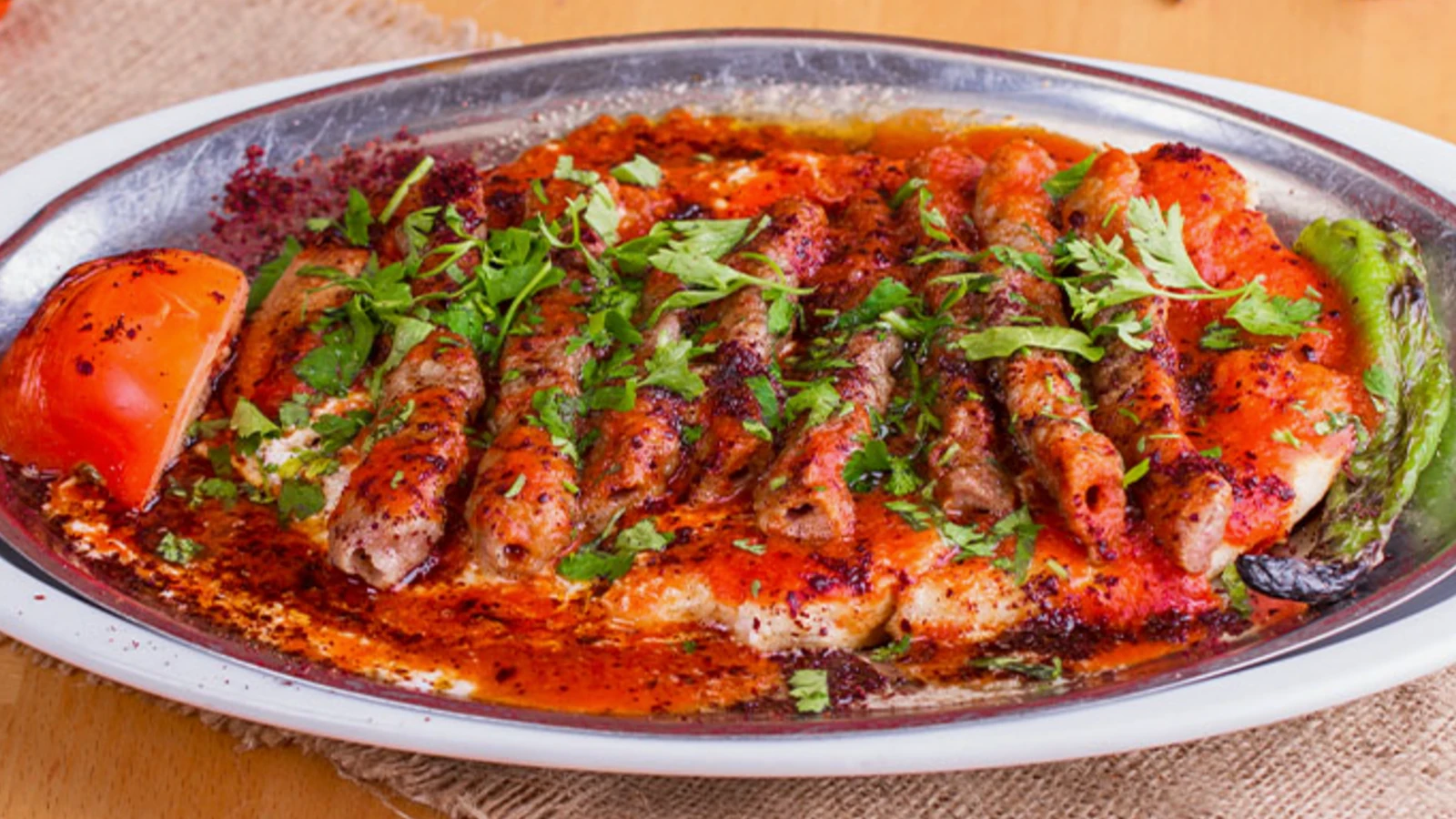 Dunya listesinde bir numara secilen Turk yemegi MasterChefte Tire koftenin sirri burada sefler boyle yapiyormus