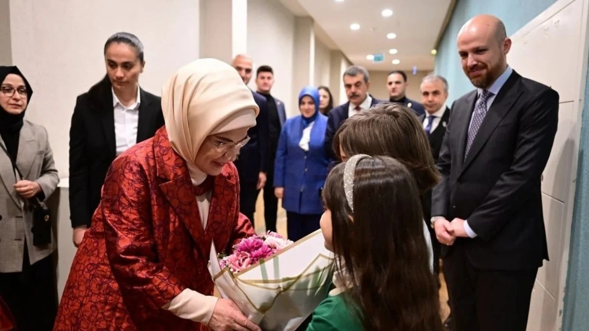 Emine Erdoğan Palet Türk Müziği İlkokulu'nda düzenlenen programa katıldı! “Türk Müziği bizi ortak değerlerde buluşturan köklü bir miras”