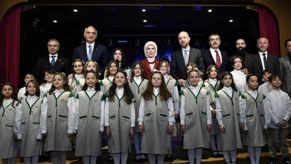 Emine Erdoğan Palet Türk Müziği İlkokulu'nda düzenlenen programa katıldı! “Türk Müziği bizi ortak değerlerde buluşturan köklü bir miras”