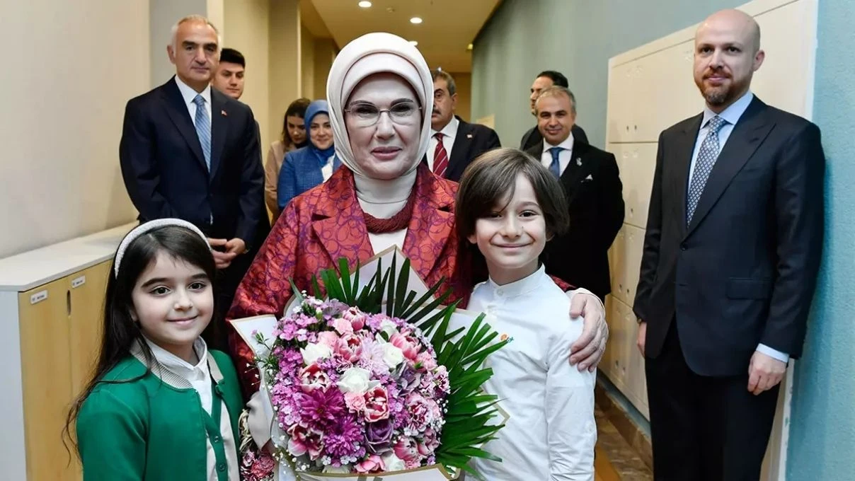 Emine Erdoğan Palet Türk Müziği İlkokulu'nda düzenlenen programa katıldı! “Türk Müziği bizi ortak değerlerde buluşturan köklü bir miras”