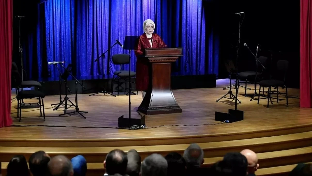 Emine Erdoğan Palet Türk Müziği İlkokulu'nda düzenlenen programa katıldı! “Türk Müziği bizi ortak değerlerde buluşturan köklü bir miras”