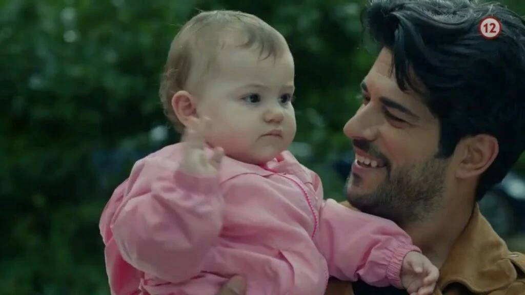 Burak Özçivit Kara Sevda dizisinde Deniz bebeği oynayan Arven ile yıllar sonra bir araya geldi!