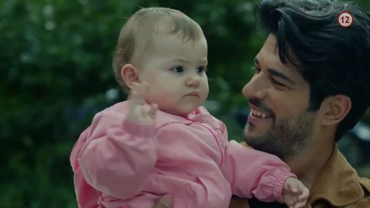 Burak Özçivit Kara Sevda dizisinde Deniz bebeği oynayan Arven ile yıllar sonra bir araya geldi!