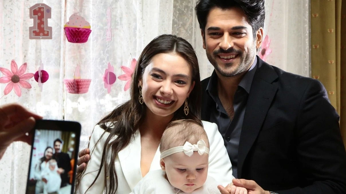 Burak Özçivit Kara Sevda dizisinde Deniz bebeği oynayan Arven ile yıllar sonra bir araya geldi! 4 Burak Özçivit Kara Sevda dizisinde Deniz bebeği oynayan Arven ile yıllar sonra bir araya geldi!