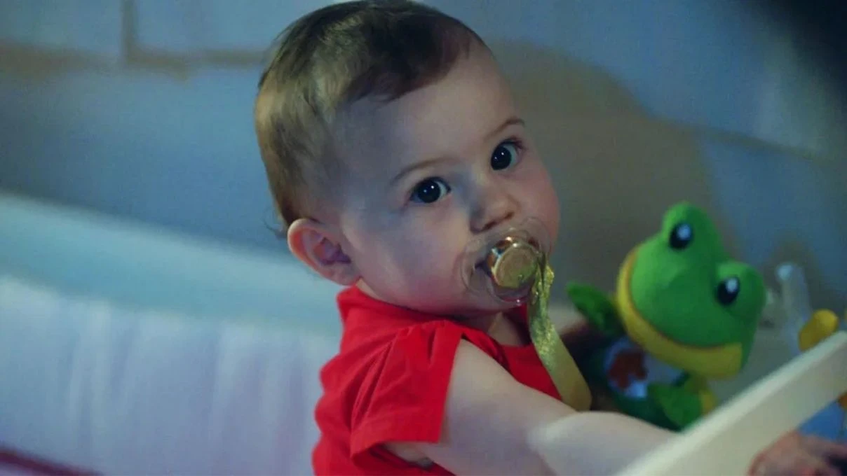 Burak Özçivit Kara Sevda dizisinde Deniz bebeği oynayan Arven ile yıllar sonra bir araya geldi! 8 Burak Özçivit Kara Sevda dizisinde Deniz bebeği oynayan Arven ile yıllar sonra bir araya geldi!