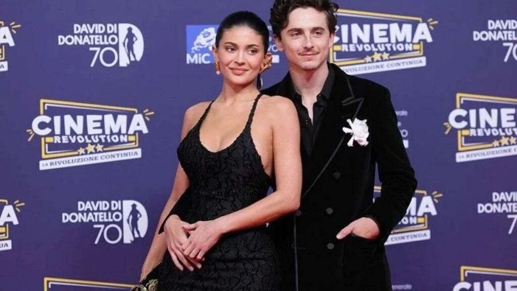 Kylie Jennerdan Altin Kurede mucevher sovu 100 karati asan elmasli altin elbise olay oldu