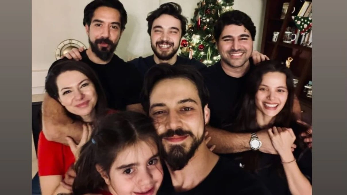 Mert Yazıcıoğlu’ndan yılbaşı paylaşımı! Yeni yılı yakın arkadaşlarıyla birlikte kutladı