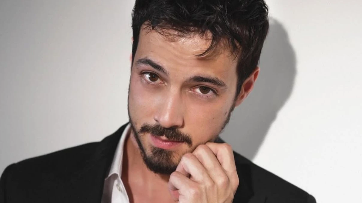 Mert Yazıcıoğlu’ndan yılbaşı paylaşımı! Yeni yılı yakın arkadaşlarıyla birlikte kutladı