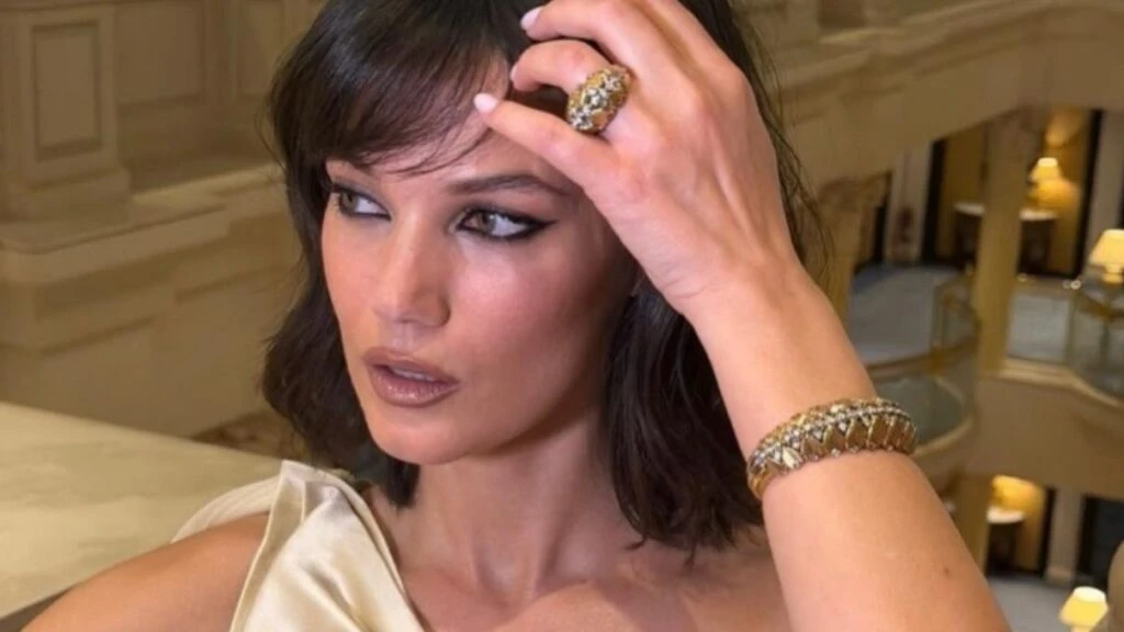 Pinar Deniz Joy Awards gecesinde goz kamastirdi Basarili oyuncu setlere geri donuyor