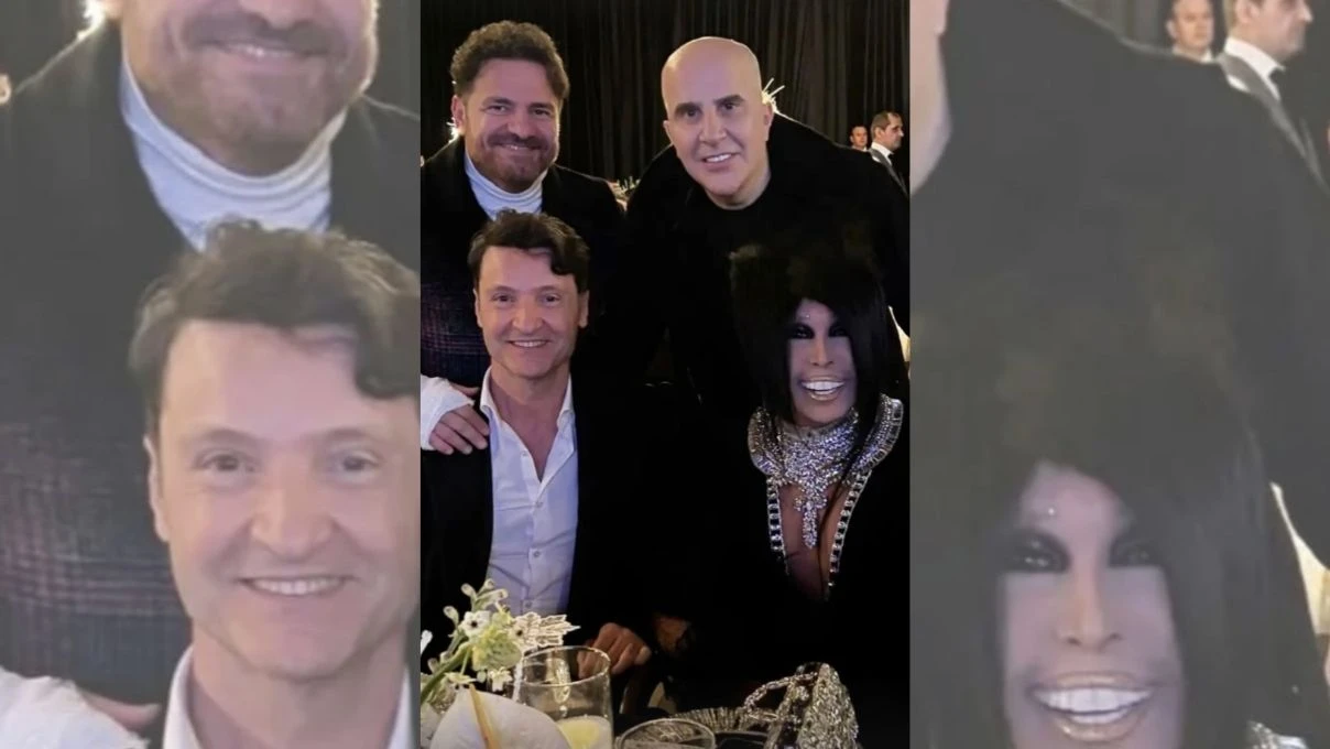 Karadenizli şarkıcı Sinan Özen Bülent Ersoy ile bir araya geldi! Sanatçının son hali görenleri şaşkına çevirdi 5 Karadenizli şarkıcı Sinan Özen Bülent Ersoy ile bir araya geldi! Sanatçının son hali görenleri şaşkına çevirdi