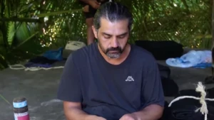 Survivor’da Bayhan varsa çözüm var! Bu sefer el yapımı tarağıyla sosyal medyada gündem oldu