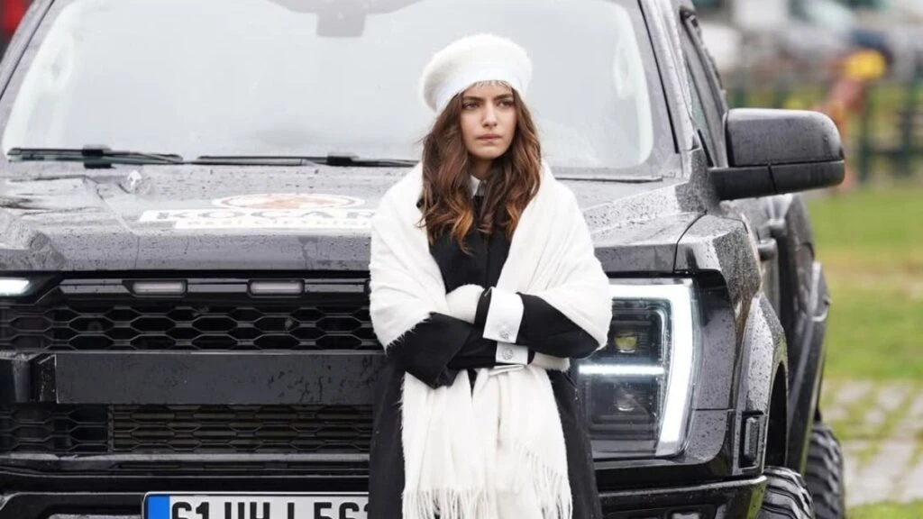 Tasacak Bu Denizin Elenisine modaci yorumu Rasit Bagzibagli Ava Yamanin dugun kiyafetini begenmedi