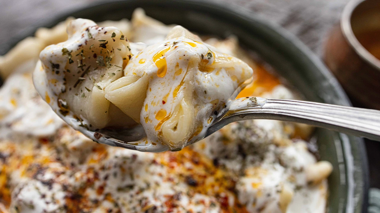 Gelinim Mutfakta'da iştah kabartan tavuklu şiş mantısı tarifi! Tavuk harcına eklenen bu baharatla tadına doyum olmuyor 10 Trakya usulu tavuklu manti 2