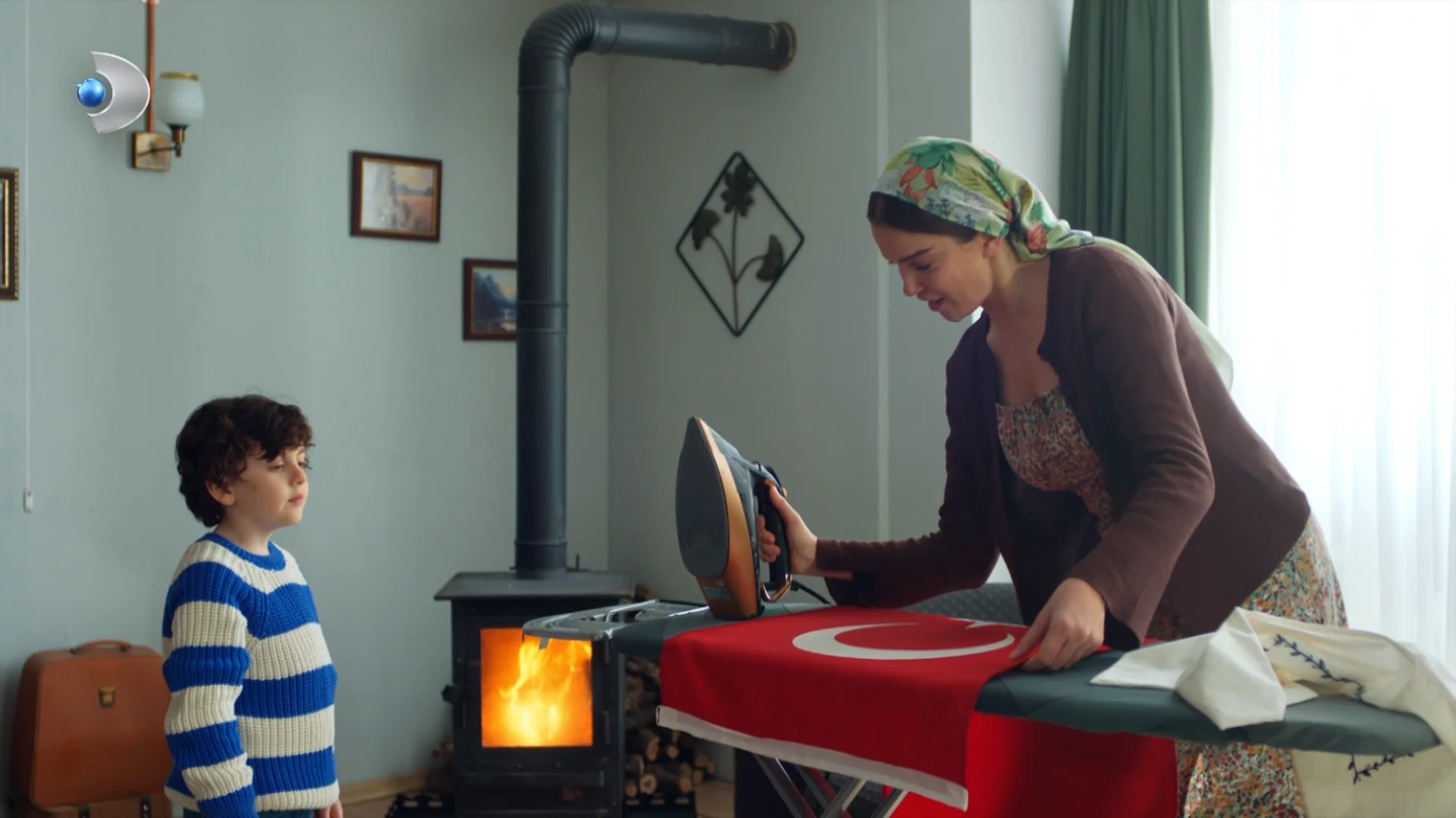 Uzak Şehir dizisinden alkışlanacak hareket! Milyonları izleten bayrak hassasiyeti 6 UZAK SEHIR 2