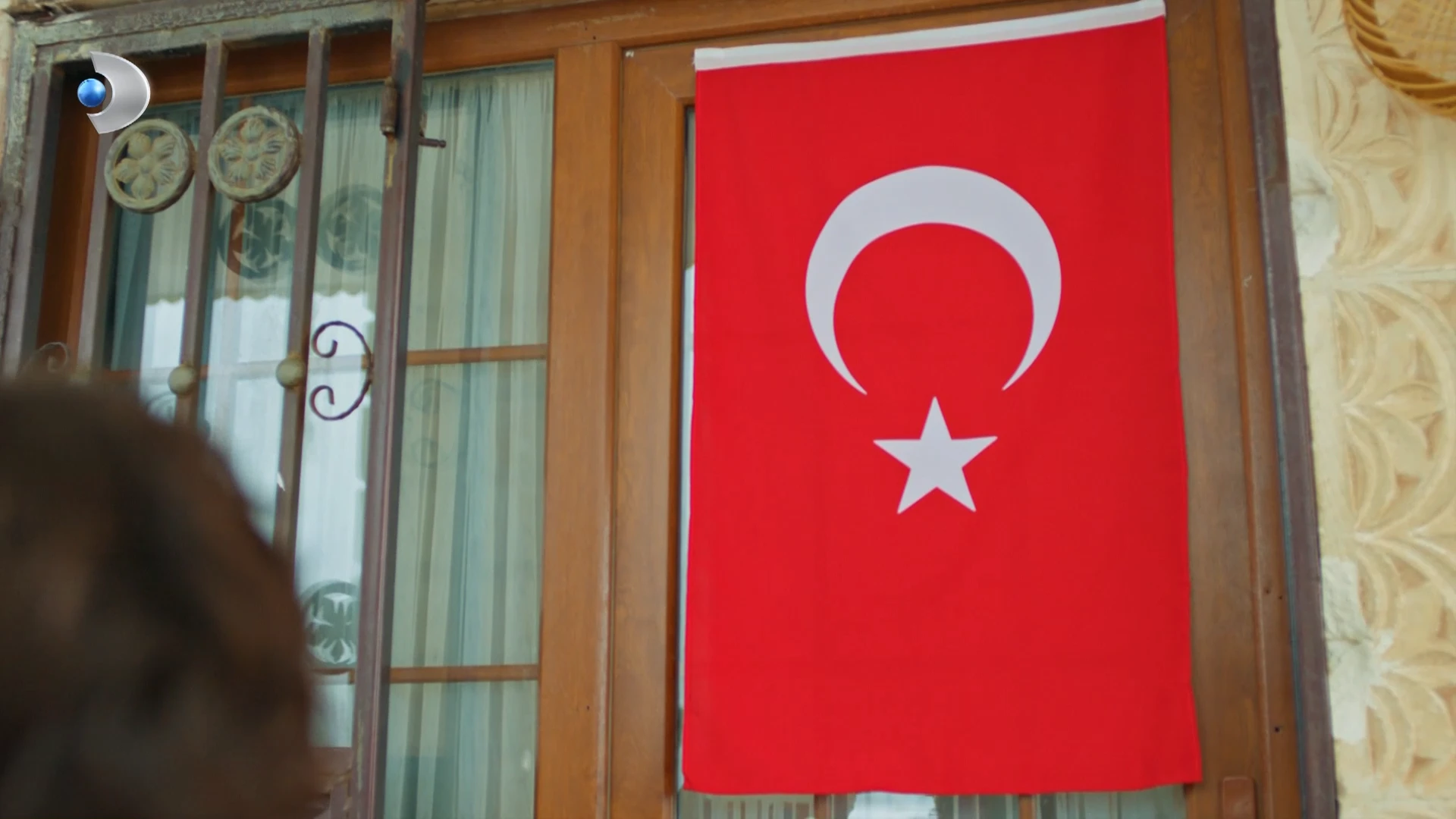 Uzak Şehir dizisinden alkışlanacak hareket! Milyonları izleten bayrak hassasiyeti 4 UZAK SEHIR 8