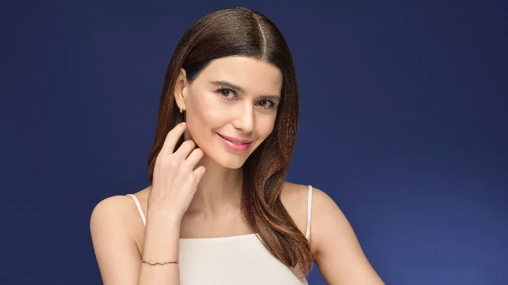 beren saat yaptigi is birligiyle dogal guzelligini one cikariyor