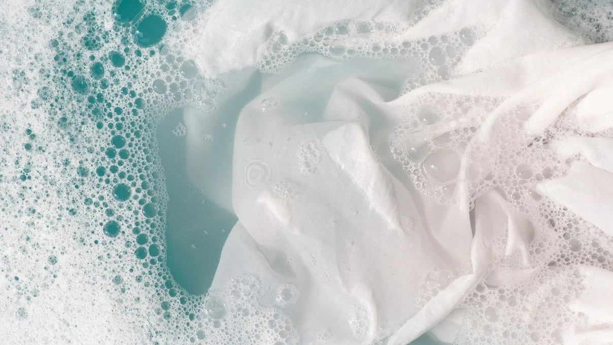 Beyaz kıyafetleri yıkama hakkında tüm bildiklerinizi unutun! Mısırlılar bakın nasıl yıkıyormuş