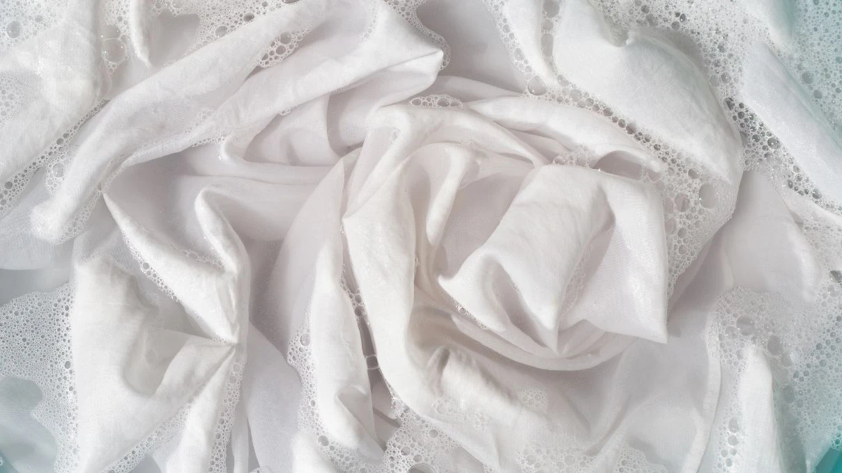 Beyaz kıyafetleri yıkama hakkında tüm bildiklerinizi unutun! Mısırlılar bakın nasıl yıkıyormuş