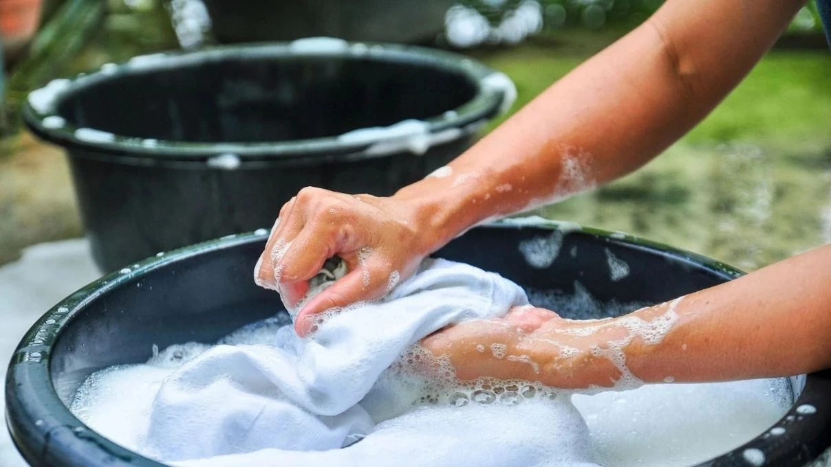 Beyaz kıyafetleri yıkama hakkında tüm bildiklerinizi unutun! Mısırlılar bakın nasıl yıkıyormuş