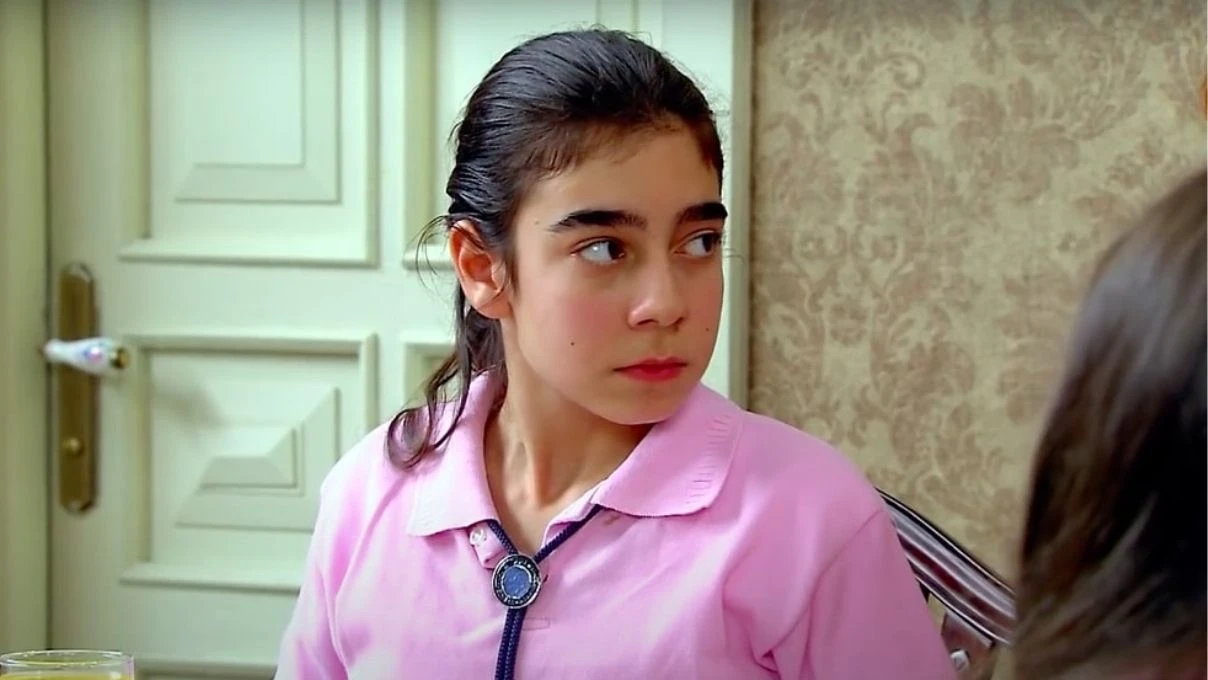 Alemin Kıralı dizisinde ‘Oben’ karakteriyle hafızalara kazınan Birsu Demir’in kaşları gündem oldu!