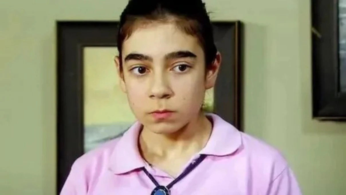 Alemin Kıralı dizisinde ‘Oben’ karakteriyle hafızalara kazınan Birsu Demir’in kaşları gündem oldu!