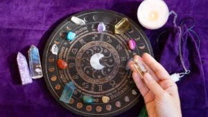 Bugün duygusal rahatlama, iç gözlem ve içsel hakimiyet vurgulanıyor!