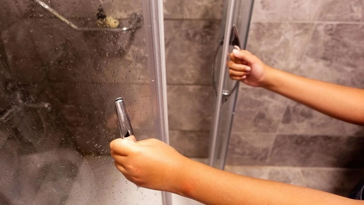 Duşakabinin camlarında tek bir kireç bırakmıyor! Muhteşem asit formülü