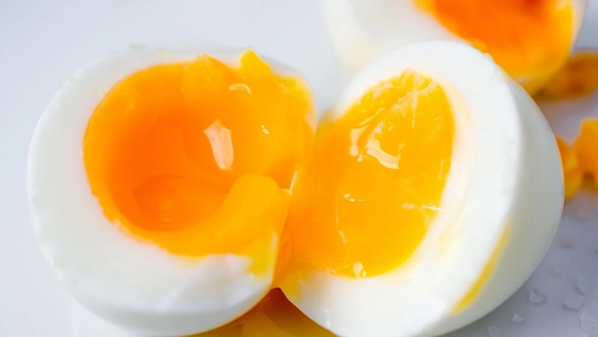 Yıllardır yanlış beklemişiz! Kayısı kıvamı yumurtanın gerçek dakikası