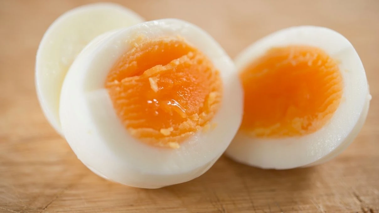 Yıllardır yanlış beklemişiz! Kayısı kıvamı yumurtanın gerçek dakikası