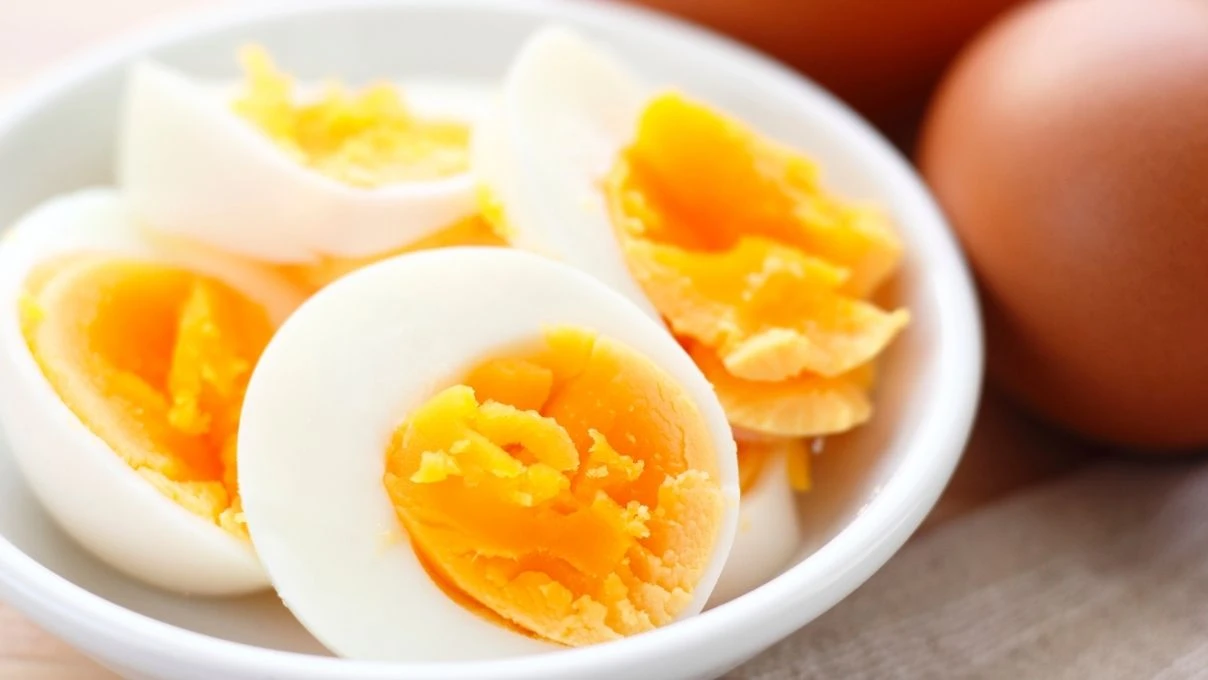 Yıllardır yanlış beklemişiz! Kayısı kıvamı yumurtanın gerçek dakikası