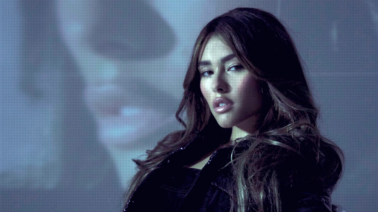 madison beer people by lousia meng 4k ds 1280x720 1