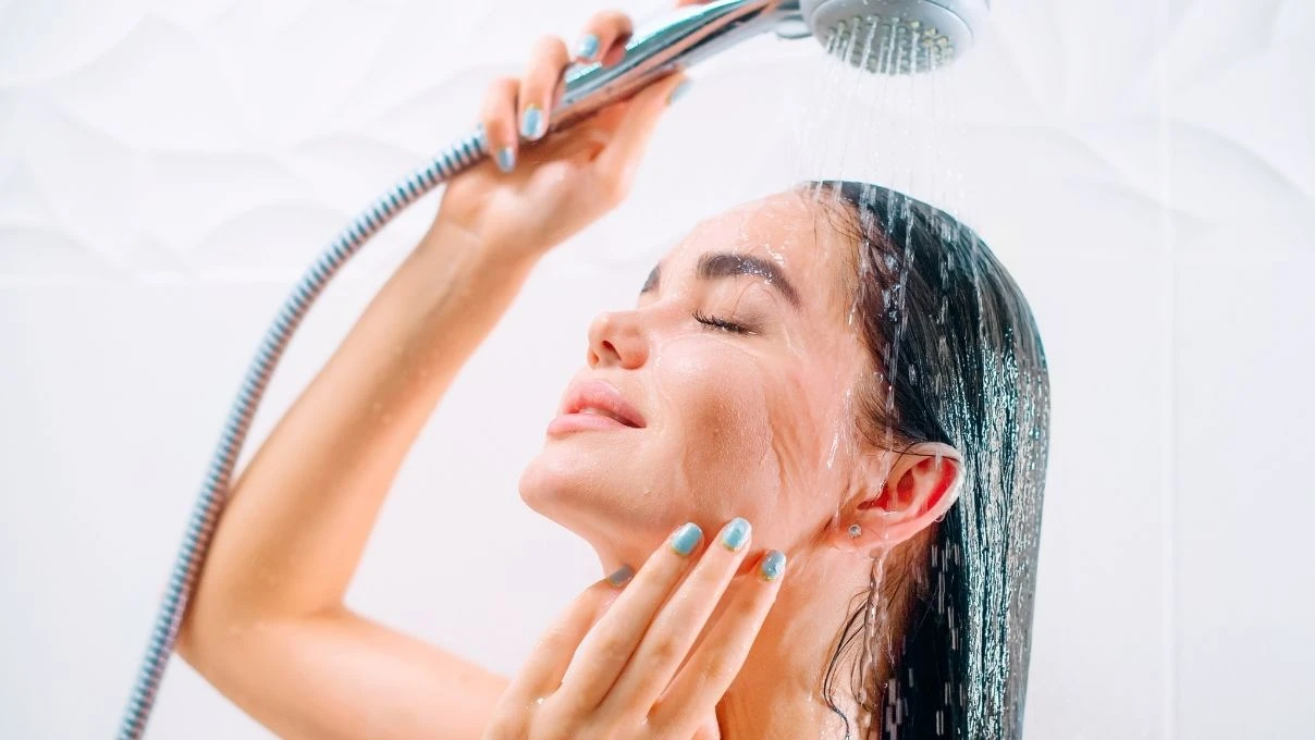 Saç diplerindeki egzamanın en büyük nedeni! Yanlış banyo yapıyorsunuz