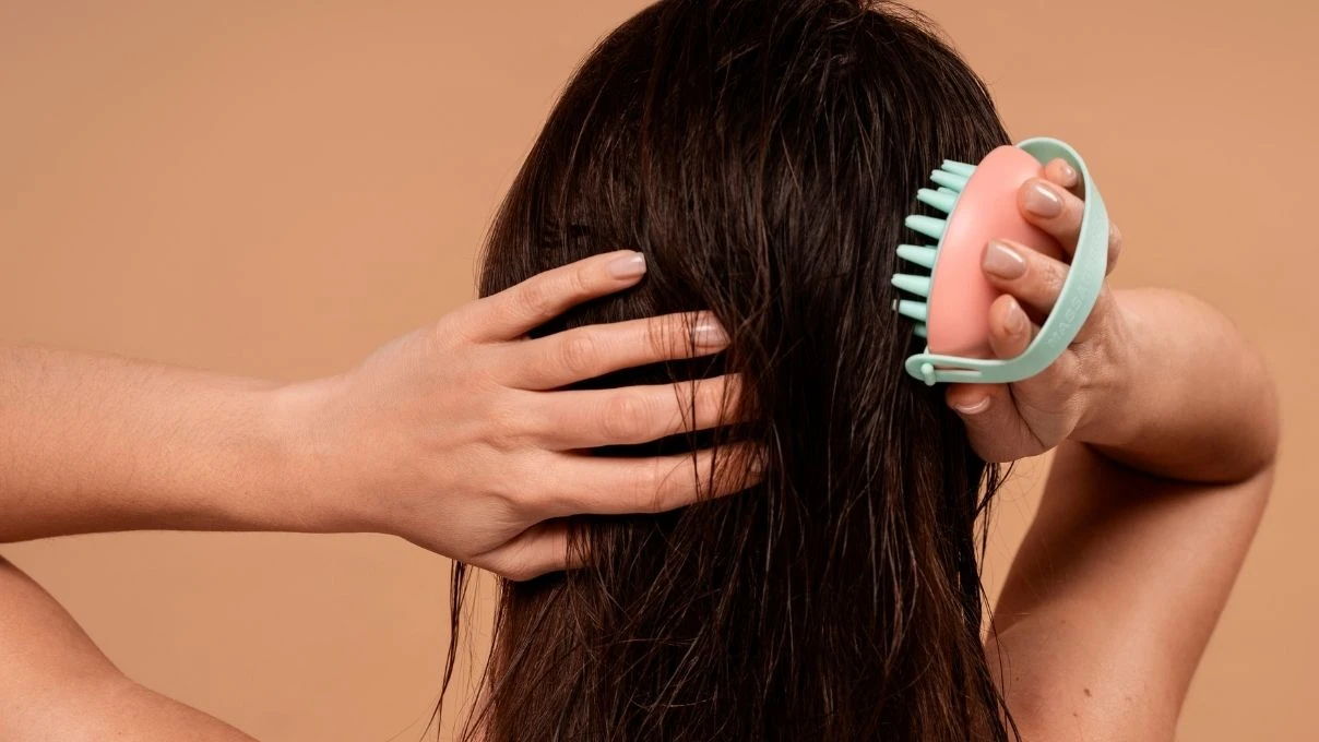 Saç diplerindeki egzamanın en büyük nedeni! Yanlış banyo yapıyorsunuz