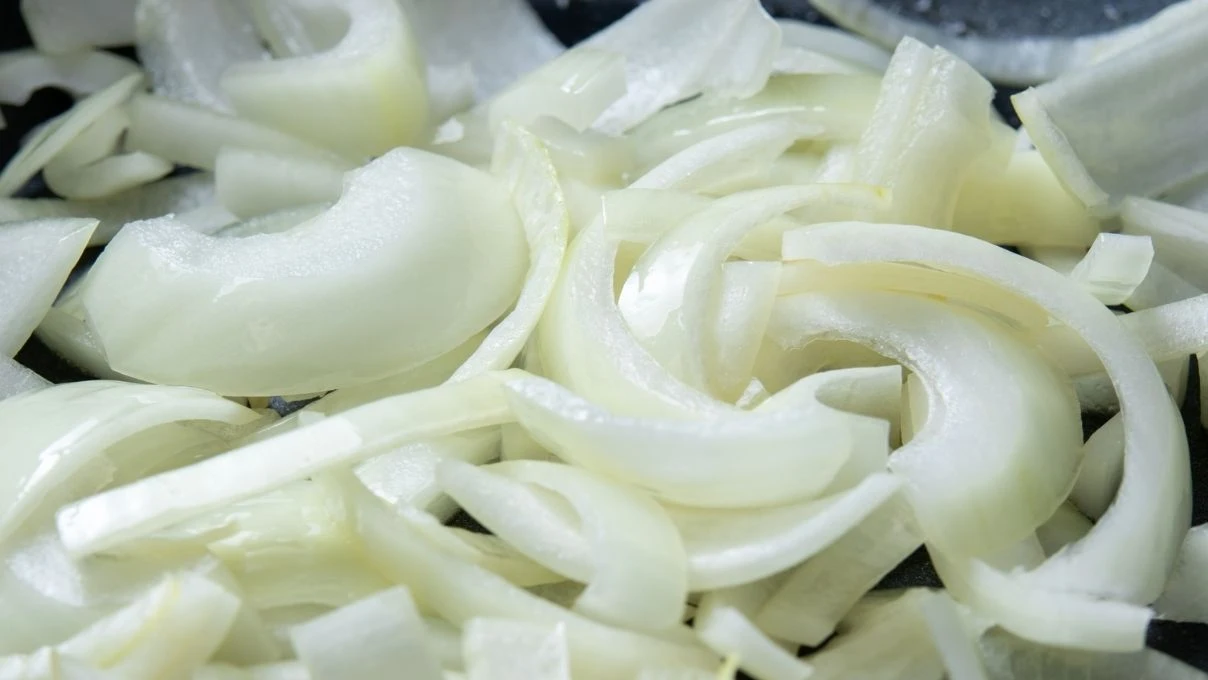 Soğanla yapılan en leziz yemek! Kızartmasına ekmek banacaksınız