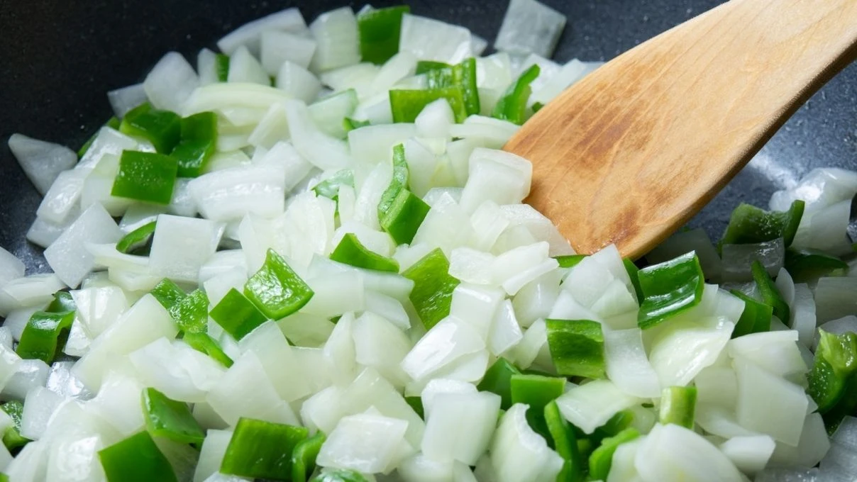 Soğanla yapılan en leziz yemek! Kızartmasına ekmek banacaksınız