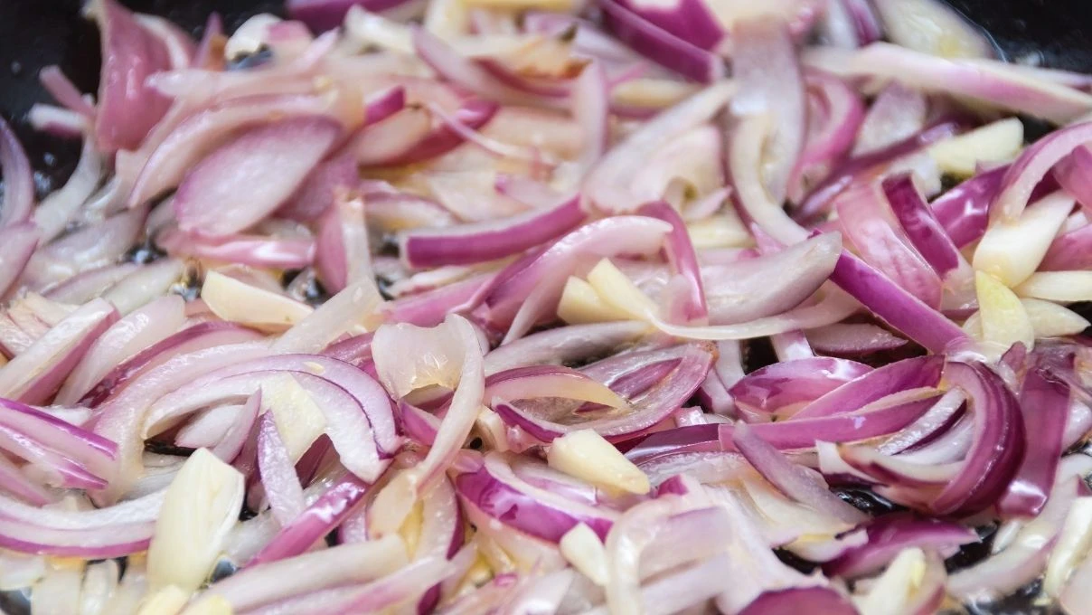 Soğanla yapılan en leziz yemek! Kızartmasına ekmek banacaksınız