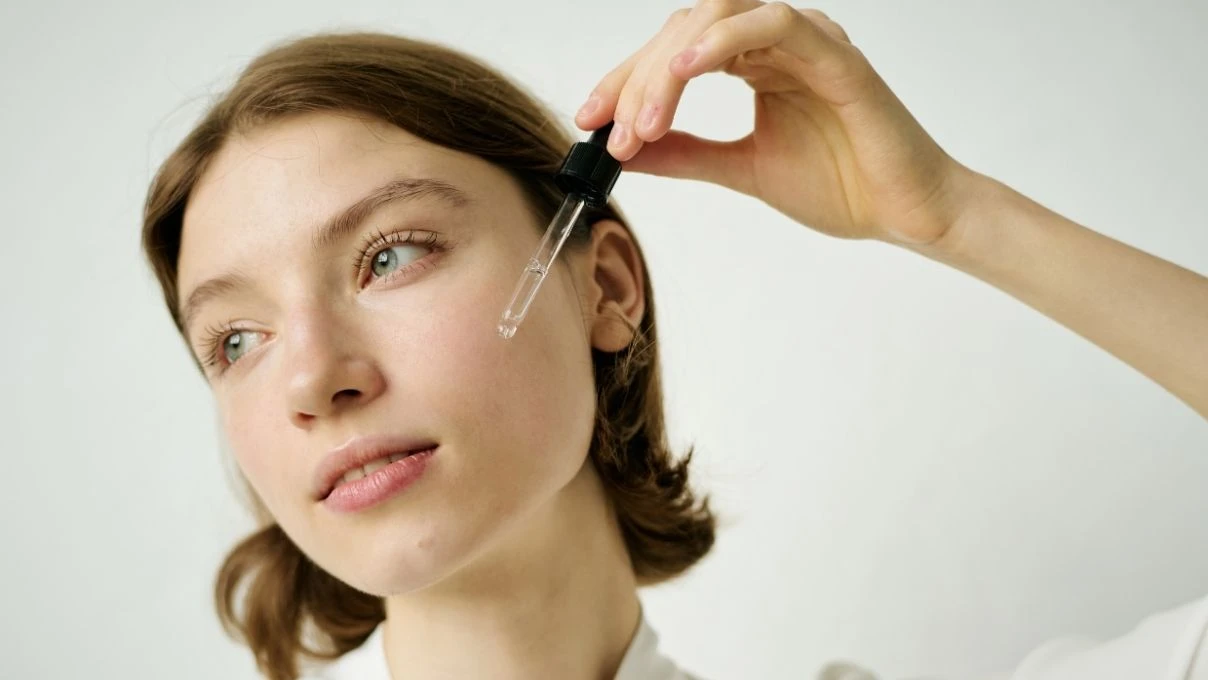 Yaşlanmayı önleyen: Retinol mu, C vitamini mi?