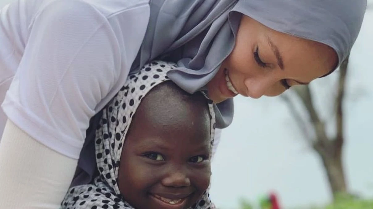 Gamze Özçelik yetim yüzü güldürmeye devam ediyor! Kıtaları aşan aşk