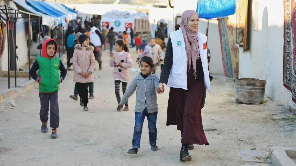 Gamze Özçelik yetim yüzü güldürmeye devam ediyor! Kıtaları aşan aşk