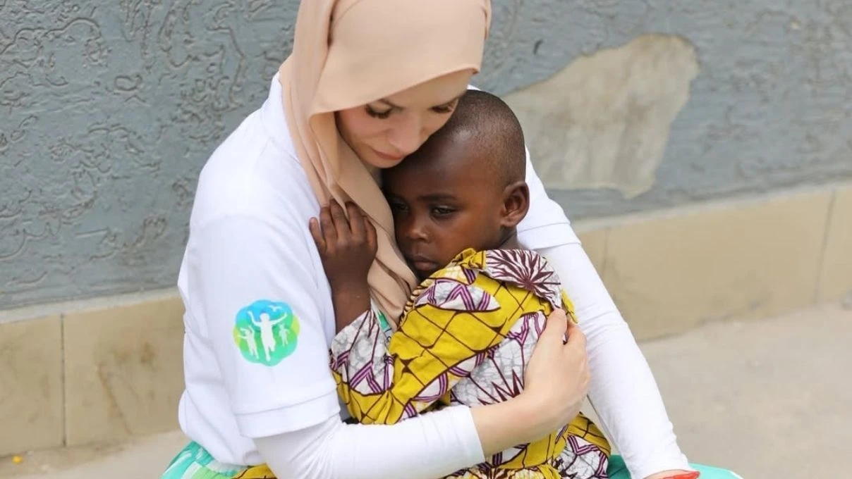 Gamze Özçelik yetim yüzü güldürmeye devam ediyor! Kıtaları aşan aşk