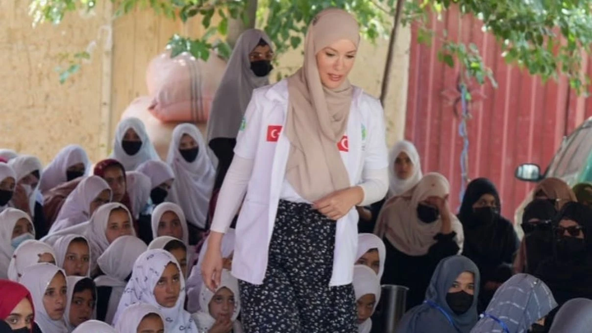 Gamze Özçelik yetim yüzü güldürmeye devam ediyor! Kıtaları aşan aşk