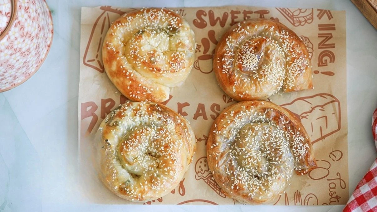 Evde kalan yeşilliklerle sağlıklı börek yapımı! Yufka ama başka yufka