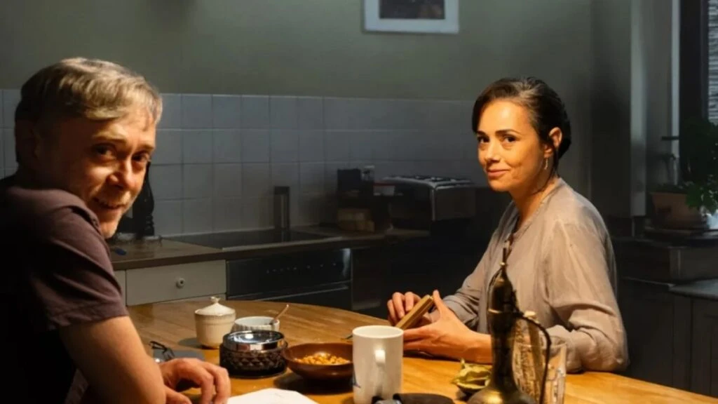 Altin Ayi Odullu Sari Zarflar filminin konusu nedir Sari Zarflar filminin oyuncu kadrosunda kimler var