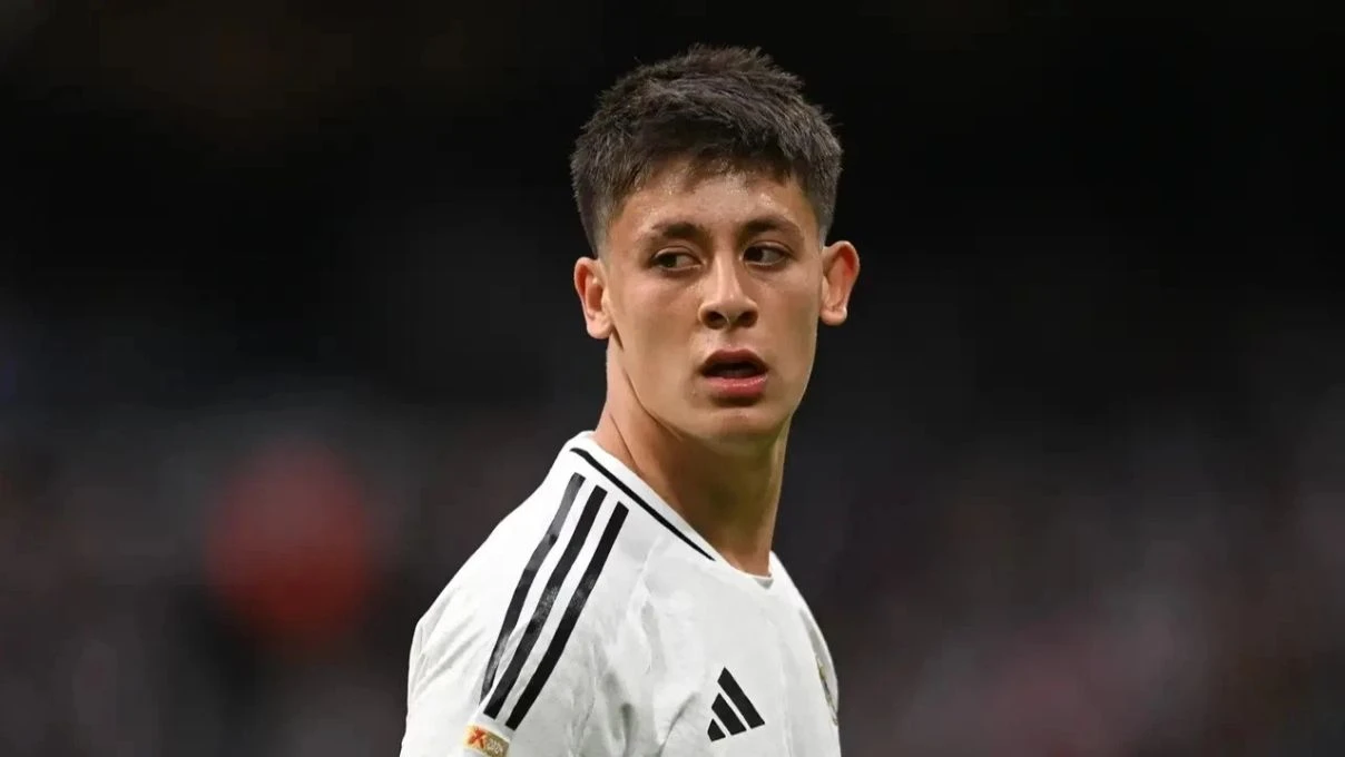 Arda Güler'den sevgilisi Duru Nayman ile romantik poz! Yıldız futbolcunun aşk paylaşımı yoğun ilgi gördü