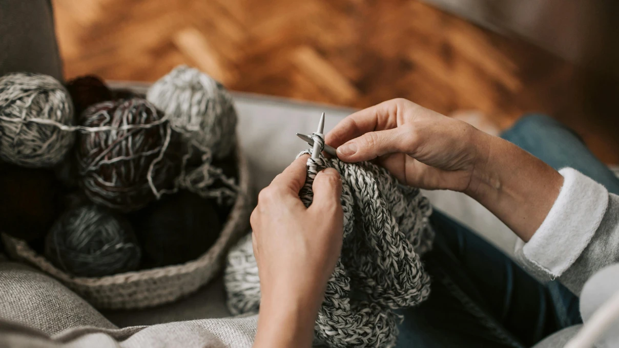 İki ters bir düz örgüsüyle kanepeleri renklendirecek pofuduk örtü modelleri 2026 7 Asli 64